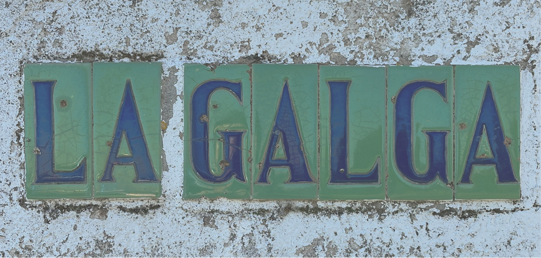 Cartel de cerámica con el nombre de la finca: La Galga